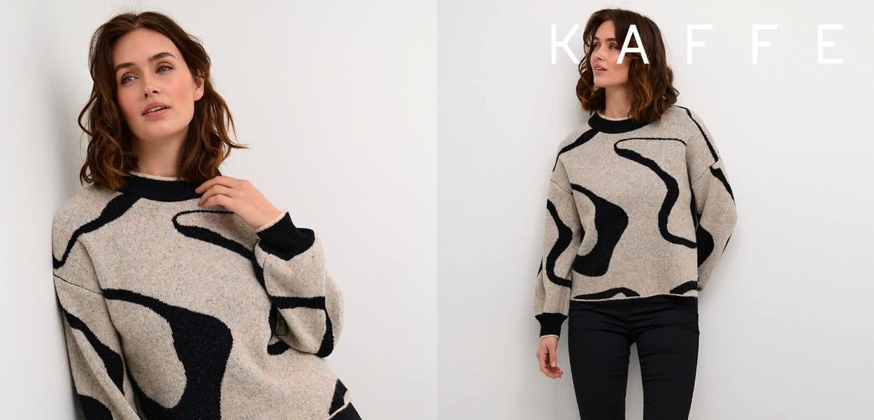 Sweater i lysebeige med sorte abstrakte mønstre, der har rund halsudskæring og løs pasform. Blød strikket tekstur, ribbede manchetter og kant.