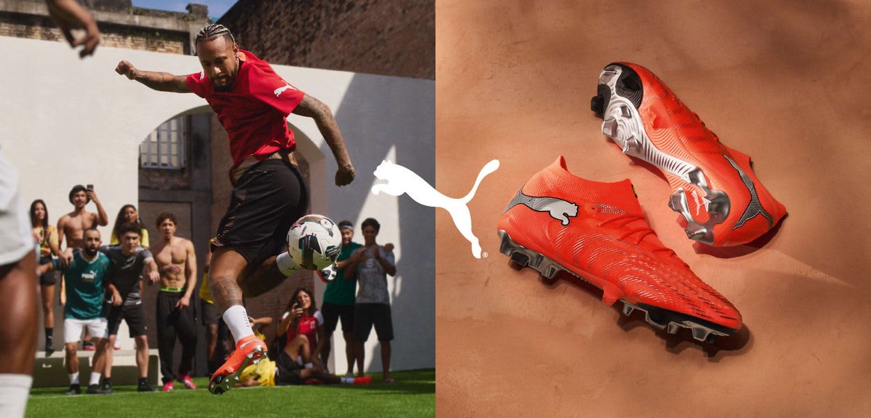 Pomarańczowe korki piłkarskie Puma z teksturowaną powierzchnią, czarnymi akcentami i srebrnymi kołkami na podeszwie zewnętrznej, zaprojektowane dla przyczepności i wydajności.