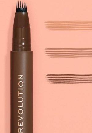 Penna per sopracciglia marrone con punta a quattro punte accanto a tre tonalità di campioni di tratti sottili e paralleli su sfondo pesca.