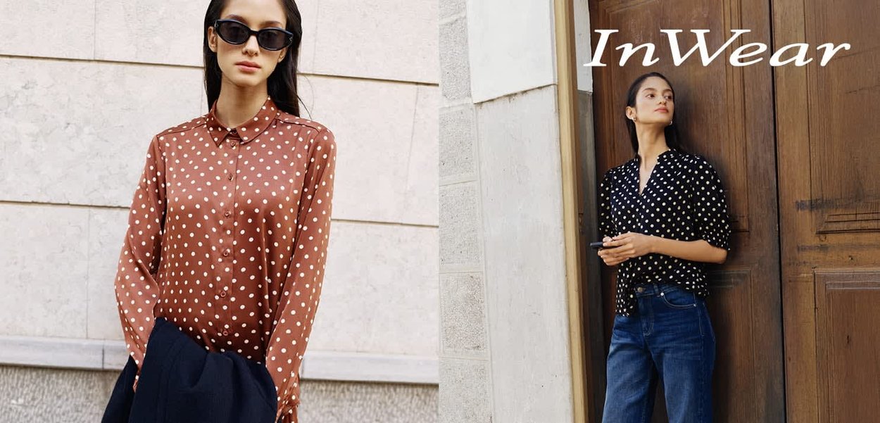 Braune Bluse mit Punkten und einem eleganten Satinfinish links; schwarze Bluse mit Punkten und einem V-Ausschnitt rechts, kombiniert mit Jeans.