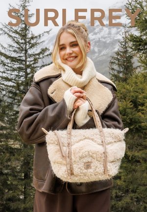 Beige Shearling-Handtasche mit zwei oberen Griffen, strukturiertem Stoff und einem genähten Design, mit einem Logo auf der Vorderseite und einem weichen, plüschigen Erscheinungsbild.