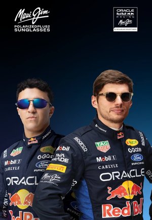 Deux pilotes de Red Bull Oracle Racing portant des combinaisons de course bleu foncé avec des logos de sponsors et des lunettes de soleil Maui Jim sur un fond bleu foncé.