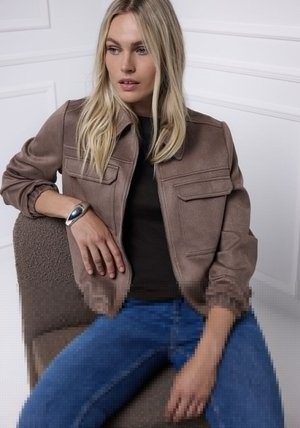 Brun, kort jakke med to forlommer, ribbede manchetter og en glat tekstur, kombineret med blå jeans. Model siddende mod en neutral baggrund.