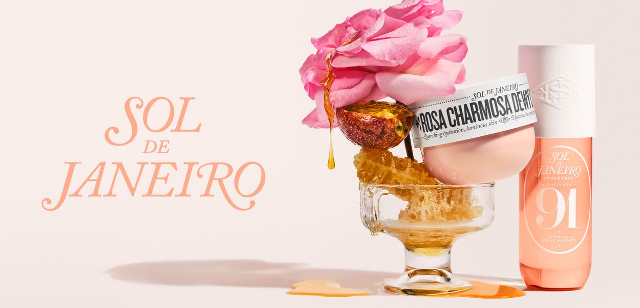 Rose rose, rayon de miel et fruit de la passion avec la crème hydratante Sol de Janeiro Rosa Charmosa Dewy et le parfum en brume Cheirosa 91 sur un fond clair.