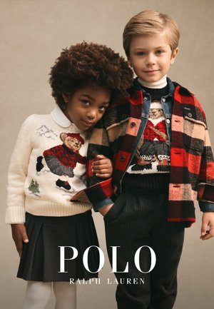 Dos niños con suéteres festivos con motivos de osos; uno apoya su brazo en el otro, que lleva una chaqueta de cuadros roja y negra.