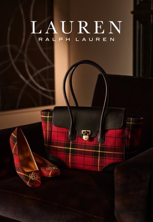 Borsa a quadri rossi in lana con dettagli in pelle nera. Accompagnata da ballerine abbinate a quadri rossi con dettagli ricamati in oro.