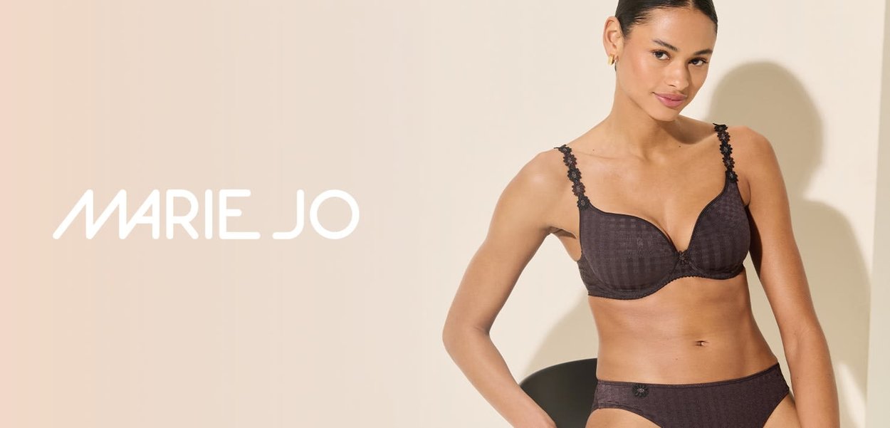 Musta alusvaatesetti, jossa on toppauksella varustettu pitsikoristeinen rintaliivit ja siihen sopivat bikinihousut, kuvioitu kangas ja istuva muotoilu.