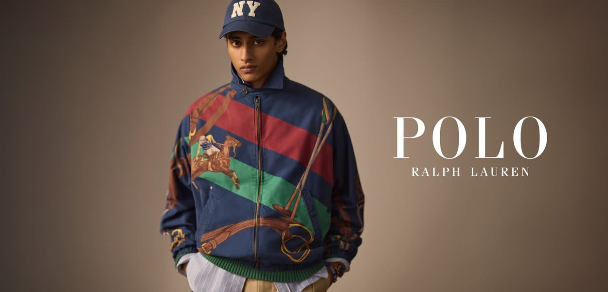 Blaue Jacke mit einem Farbblockdesign in Rot, Grün und Marineblau, einem großen Polo-Spieler-Grafik und einem grünen Rippenbund.