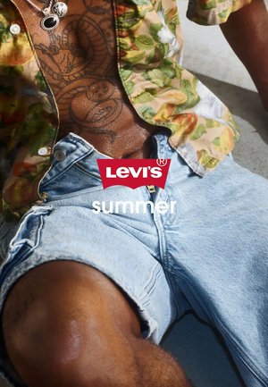 Mannelijke torso met open bloemenoverhemd, gedetailleerde slangentatoeage, spijkershorts, draagt twee kettingen; Levi’s-logo en "summer" tekst overlay.