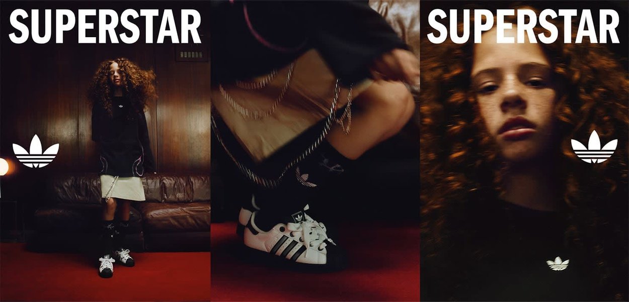 Osoba z kręconymi włosami, ubrana w czarny strój i buty Adidas Superstar, pokazana w pozycji stojącej, przykucniętej oraz zbliżeniu z logo Adidas i napisem „SUPERSTAR”.