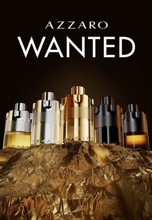 Fünf Azzaro Wanted Parfümflaschen in Silber, Gold und Schwarz auf einer strukturierten goldenen Oberfläche mit dunklem Hintergrund präsentiert.