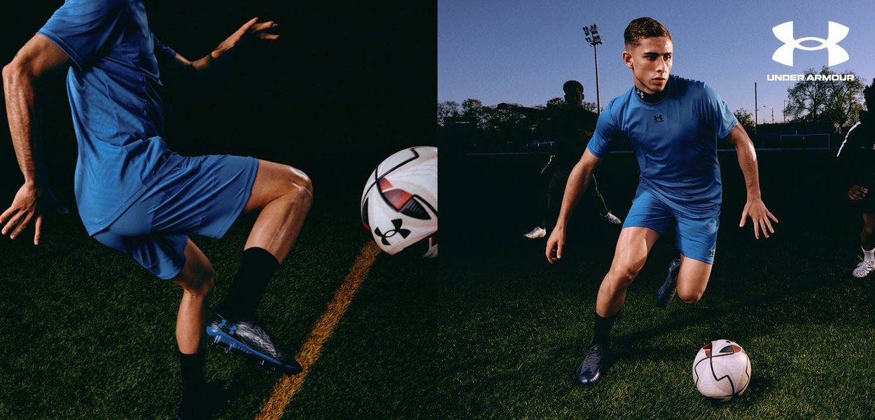 Blaue Sporttrikot und Shorts, körperbetonter Schnitt, feuchtigkeitsableitender Stoff. Schwarze Fußballschuhe, strukturierter Ball mit roten und schwarzen Akzenten.