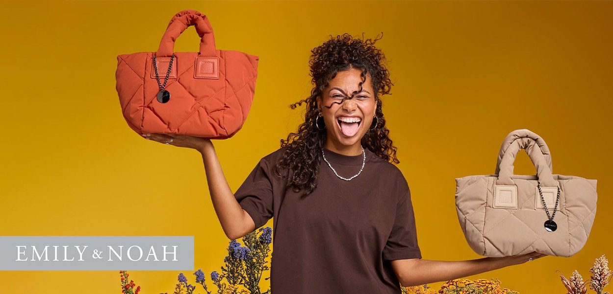Gep quiltete Stofftaschen in Terrakotta und Beige. Gerollte Griffe, rechteckige Form und dekorative Kettenakzente. Lebendiger gelber Hintergrund.