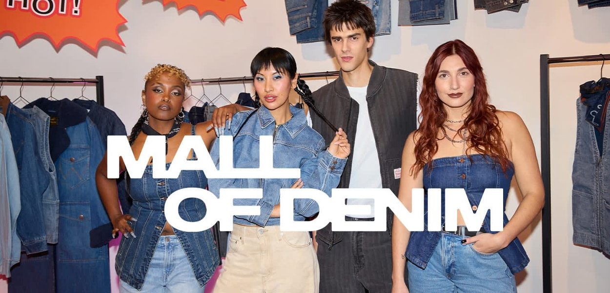 Vier diverse modellen in denimkleding poseren in een winkel met rekken vol denimkleding; opvallende tekst "Mall of Denim" ligt bovenop de scène.