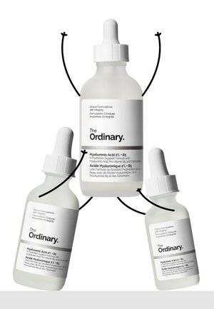 Tres botellas gotero de suero The Ordinary Ácido Hialurónico 2 % + B5 sobre un fondo blanco, con simples brazos en línea negra levantados.