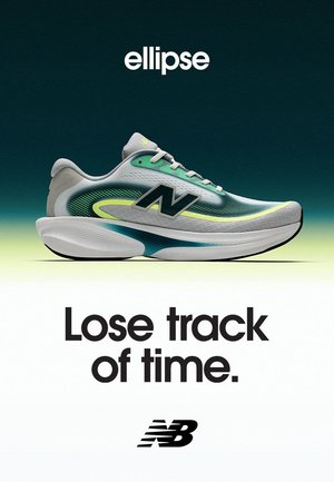 Chaussure de course New Balance grise claire et verte avec semelle épaisse, vue de profil au-dessus du texte « Perdez la notion du temps » et du logo NB.