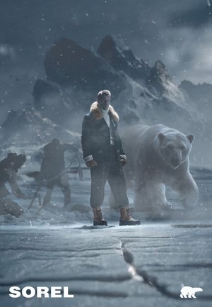 Sorel-Stiefel mit schwarzen Gummisohlen, braunem Lederoberteil, fellbesetztem Kragen, getragen mit lockeren dunklen Hosen und einem weißen Strickpullover in einer verschneiten Landschaft.