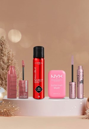 Brume fixante rouge L'Oréal, rouge à lèvres mauve Maybelline, blush rose NYX et mascara Maybelline dans un emballage élégant, disposés sur un piédestal clair.