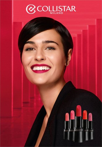 Collistar lippenstiftdisplay met zes tubes in verschillende tinten roze en rood, met een gladde, glanzende afwerking op een zwarte achtergrond.