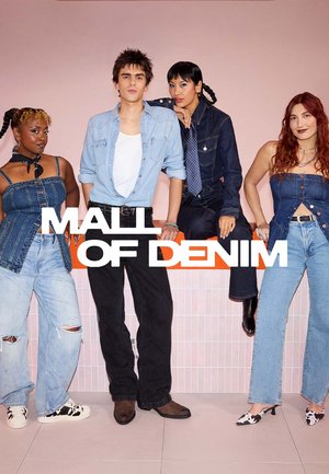 Quattro giovani adulti diversi che indossano outfit di jeans alla moda posano contro un muro di piastrelle rosa con una sovrapposizione testuale "Mall of Denim".