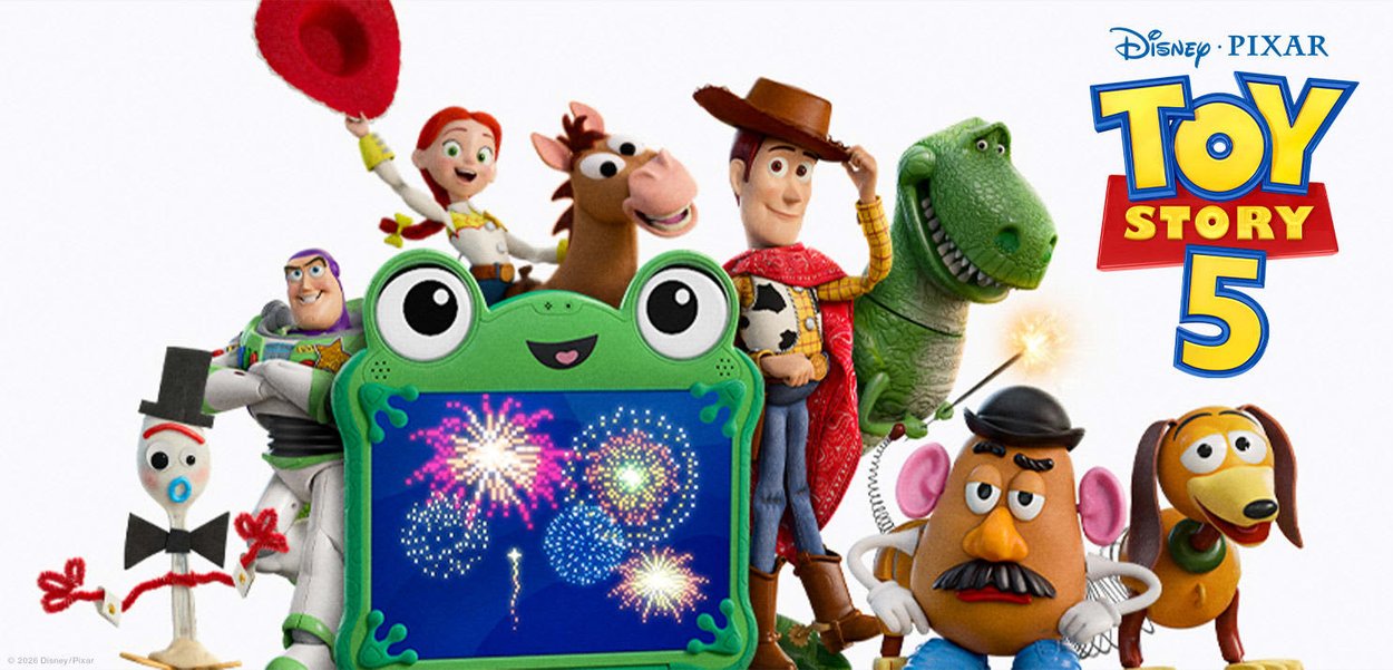 Woody, Buzz, Jessie, Forky, Bullseye, Rex, Mr. Potato Head e Slinky Dog posano davanti a uno schermo a forma di rana che mostra i fuochi d'artificio.