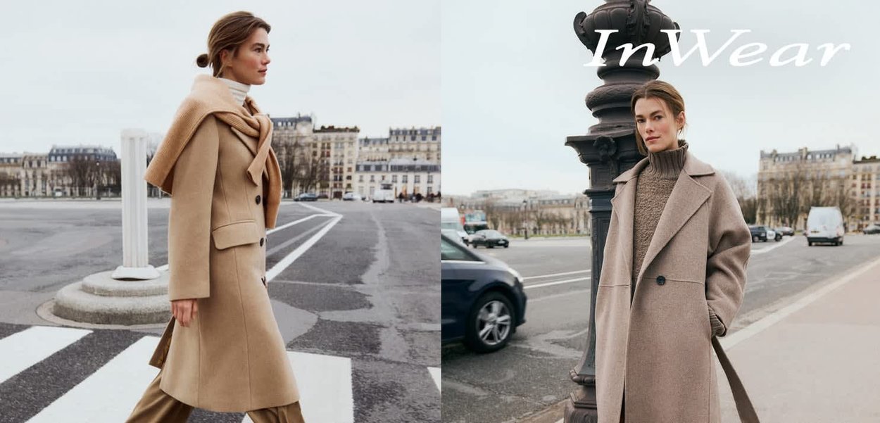 Deux femmes en manteaux élégants longs beige et marron se tiennent à l'extérieur. Les manteaux présentent de grands revers et sont associés à des cols roulés en maille.