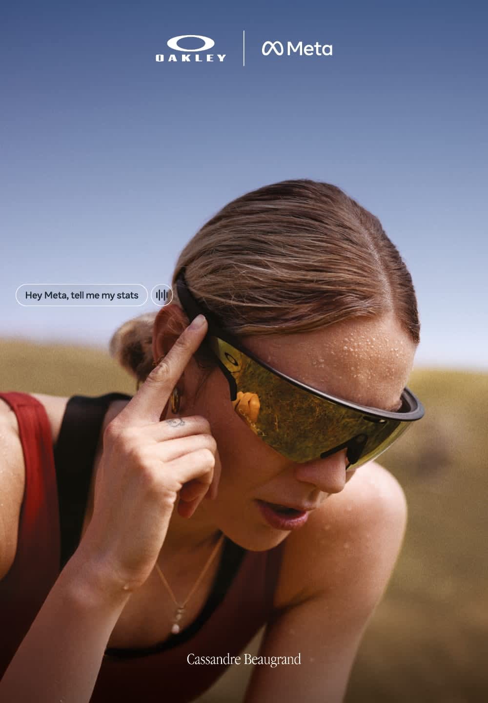 Occhiali da sole sportivi neri con grandi lenti specchiate e design avvolgente. La montatura è dotata di un auricolare integrato per l'attivazione vocale.