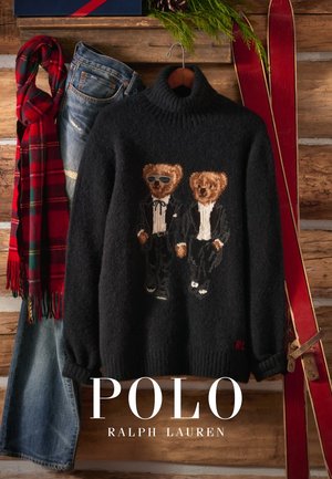 Svart genser med høy hals og to broderte bjørner i smoking. Genseren har myk tekstur, ribbede mansjetter og kant. Kombinert med rutet skjerf og jeans.