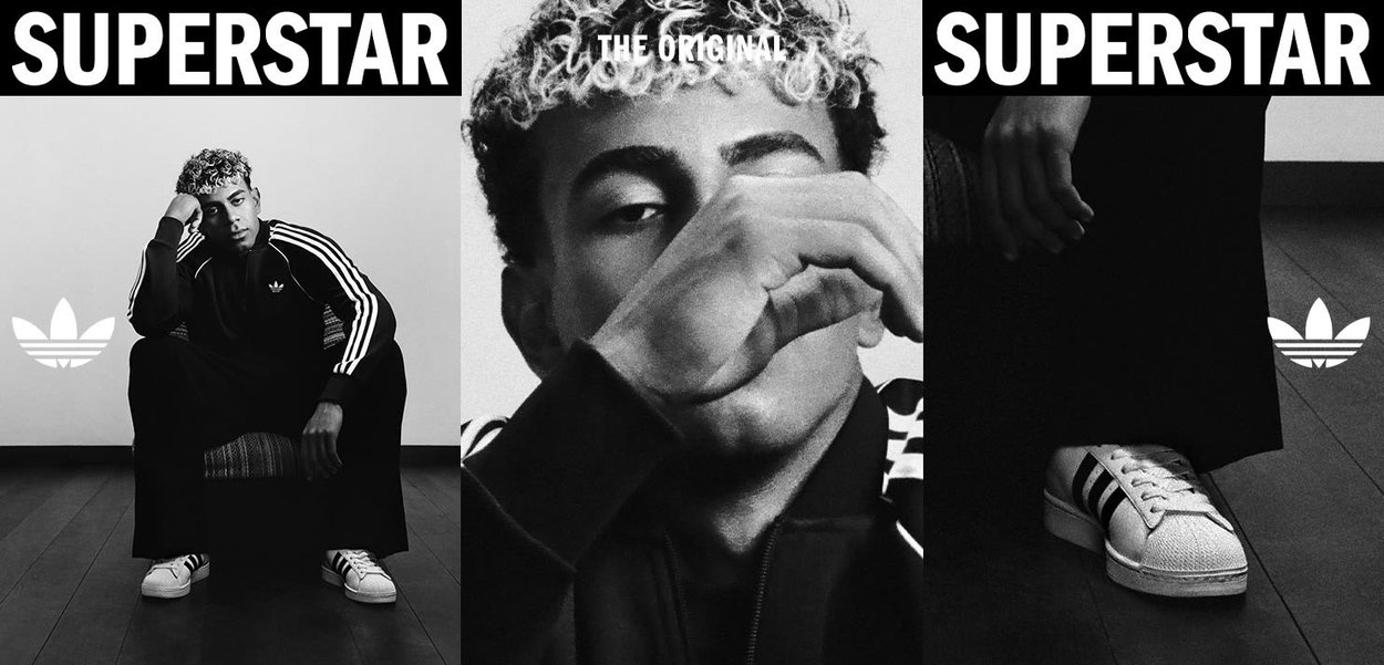 Giovane uomo con capelli ricci che indossa sneakers Adidas Superstar e tuta sportiva, mostrato in una composizione a trittico in bianco e nero.