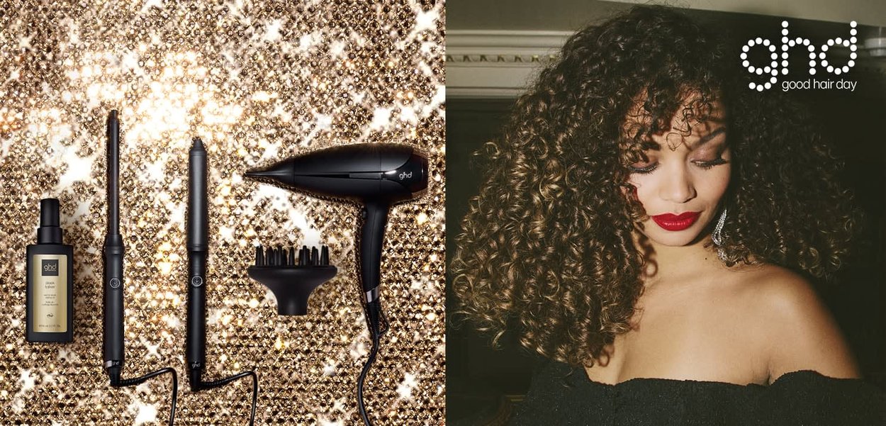 Produits de coiffure comprenant un sérum, deux fers à friser, un diffuseur, un sèche-cheveux, et une femme aux cheveux bouclés volumineux et au rouge à lèvres rouge.