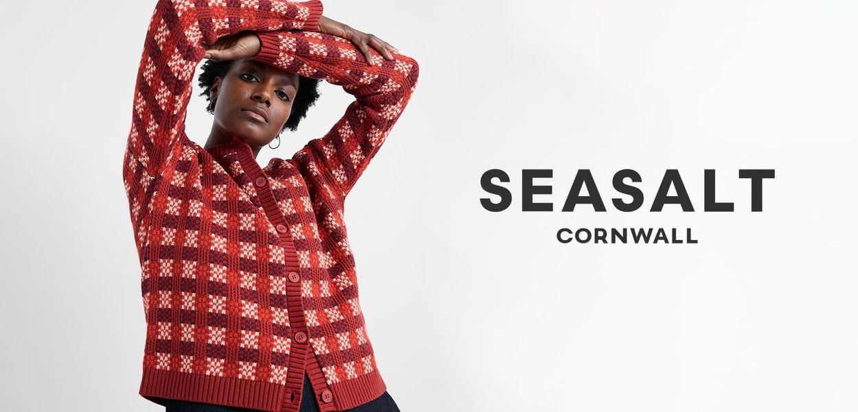 Roter Cardigan mit Muster und strukturierter Strickoptik, mit Knopfleiste vorne und gerippten Bündchen, vor hellem Hintergrund.