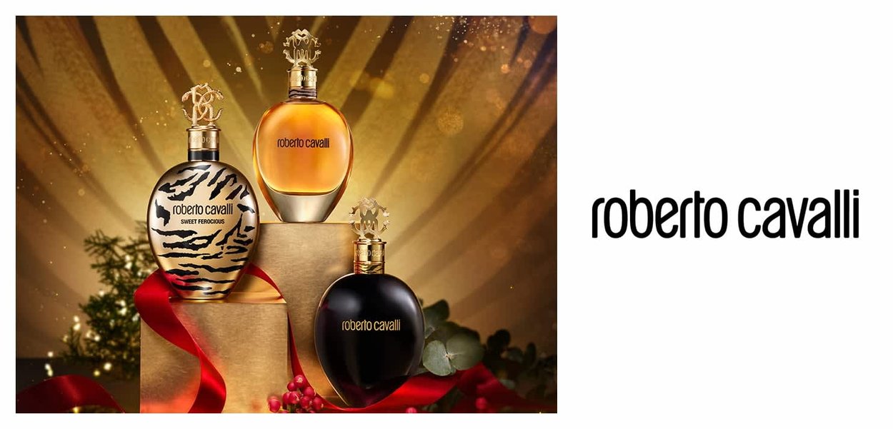Tre flaconi di profumo Roberto Cavalli su scatole d'oro impilate: nero con strisce zebra, ambra e nero solido, ognuno con tappi ed etichette distinti.