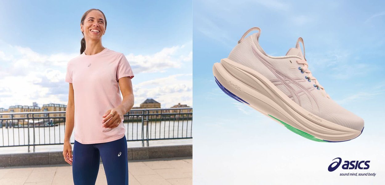 Vrouw joggend buitenshuis op een zonnige dag, gekleed in roze hardloopschoenen, marineblauwe legging en een lichtroze T-shirt.