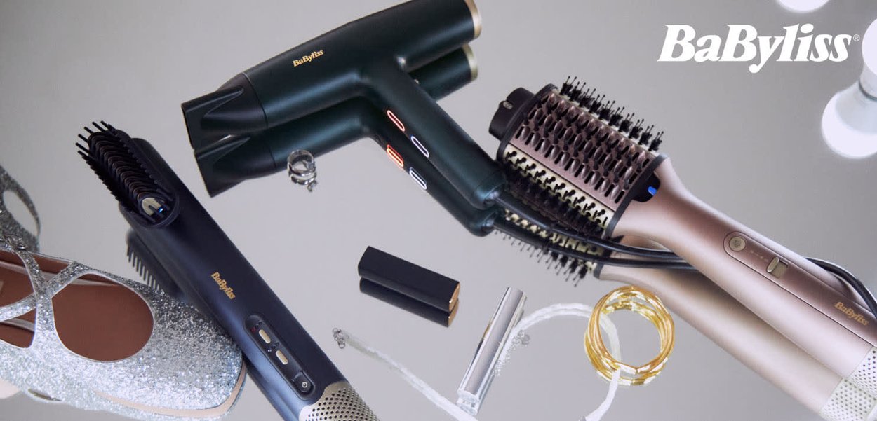 BaByliss hårføner i mørkegrønn, en volumgivende varmluftsbørste i lys gull, en svart rettende børste, og sølvglitrende flate sko.