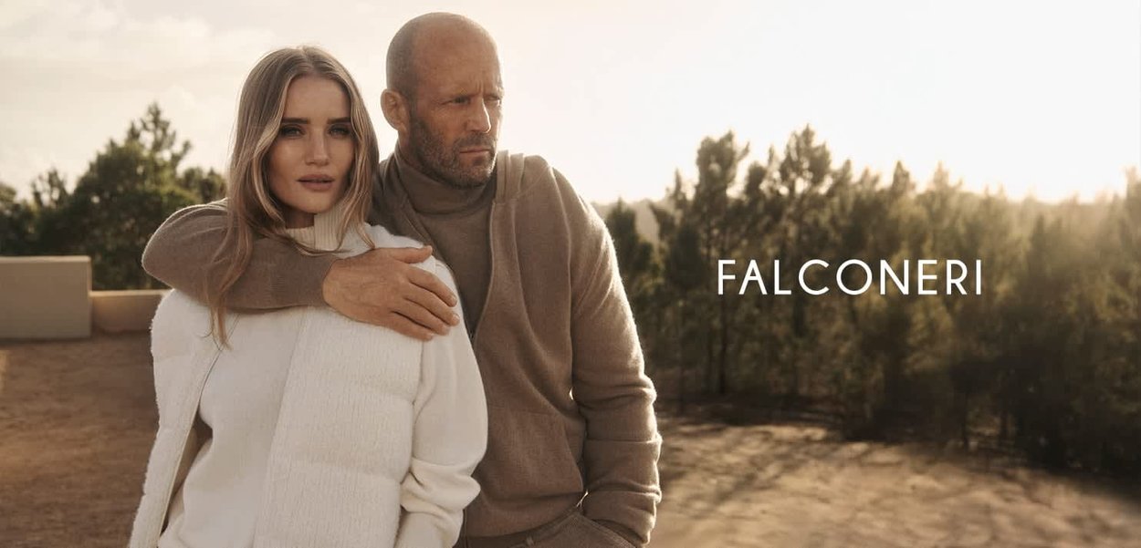 Weißer Strickpullover und beigefarbener Cardigan, getragen von einer Frau; grauer Pullover, getragen von einem Mann; natürliche Umgebung im Freien mit Bäumen.