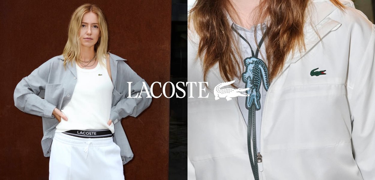Donna bionda che indossa una giacca grigio chiaro, una maglietta bianca e pantaloni bianchi con il logo Lacoste, accanto a un primo piano di una giacca bianca con l'emblema del coccodrillo Lacoste.