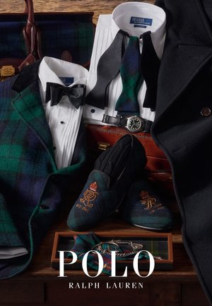 Tartanjasje, witte overhemd, zwarte vlinderdas, groene geruite stropdas, zwarte dresschoenen, suède slippers met geborduurd logo, horloge, leren tas.