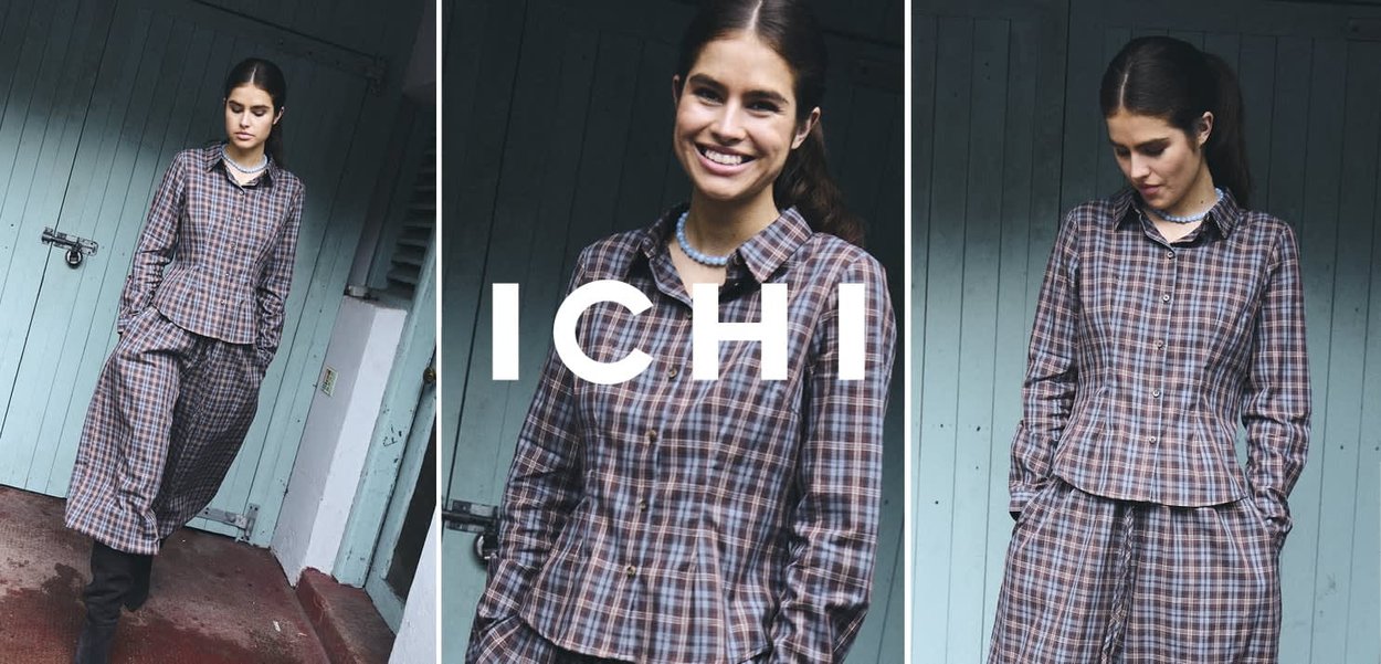 Vrouw met bijpassend geruite blouse en brede broek in drie poses tegen een lichtblauwe houten muur, glimlachend op de middelste foto met merktekst overlay.