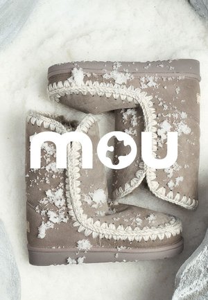 Grijze suède laarzen hebben een dikke witte rand, decoratieve stiksels en een zachte, gestructureerde uitstraling, met sneeuwvlokken die over het oppervlak verspreid zijn.