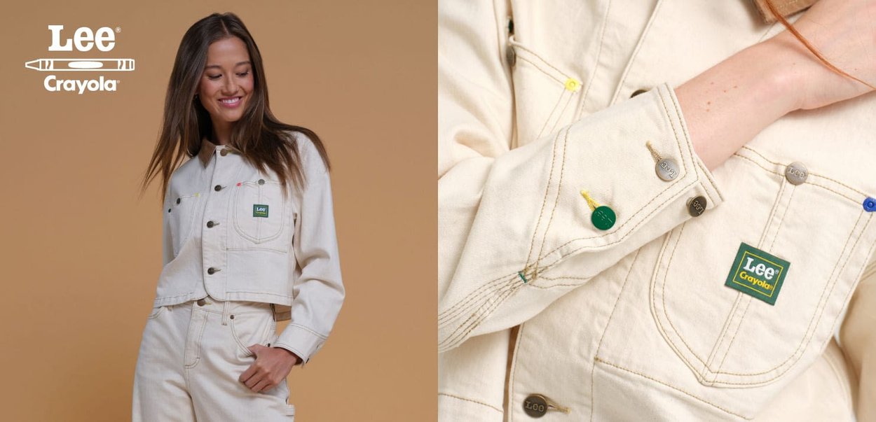Frau in einer crema-farbenen Lee x Crayola Jeansjacke und Jeans, mit bunten Knöpfen und einem Logo-Patch auf der Jackentasche.