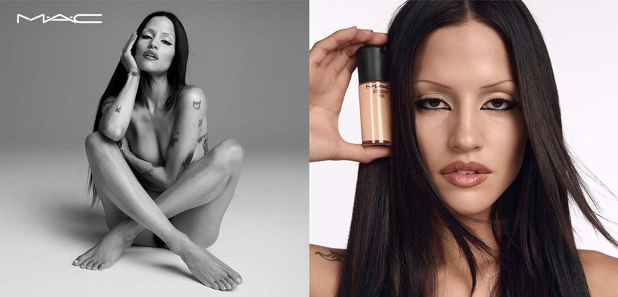 Nagimodelka siedzi po lewej stronie, trzymając butelkę MAC Studio Fix po prawej. Modelka ma długie ciemne włosy, gładką skórę i wyraźny makijaż.