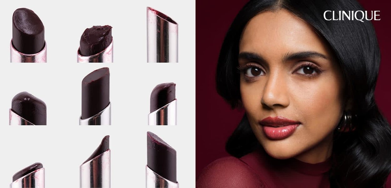 Varie fasi di un rossetto prugna scuro utilizzato accanto a una donna con rossetto prugna lucido e capelli scuri su uno sfondo rosso scuro con logo Clinique.