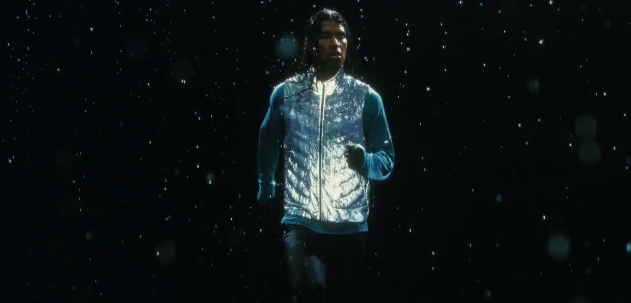 Reflectieve sportjack met blauwe accenten, lichtgewicht, hardlopen in de regen, met zichtbare vochtige druppels en een gestructureerd oppervlak.