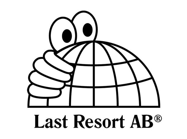 Zwarte lijntekening van een wereldbol met twee grote ogen, vastgehouden door een hand. Tekst "Last Resort AB" in vet onder de afbeelding. Eenvoudig ontwerp, monochroom.