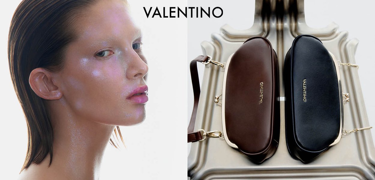 Gros plan d'une femme au teint éclatant et aux cheveux tirés en arrière, à côté de deux sacs en cuir Valentino, un marron et un noir, exposés sur une surface blanche.