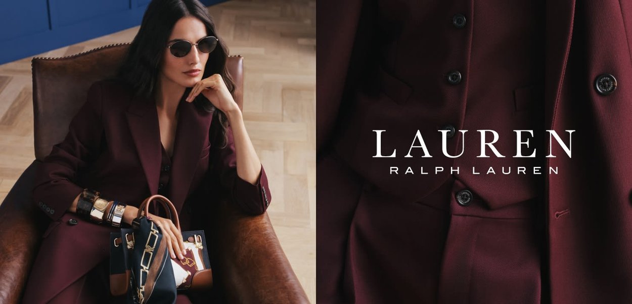 Mujer con traje burdeos y gafas de sol sentada sosteniendo un bolso de mano estampado, junto a un primer plano del traje con el logo de Lauren Ralph Lauren.