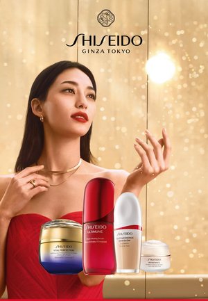 Shiseido huidverzorgingsproducten weergegeven: een blauw-gouden potje, een rode fles, een witte fles en een crèmepot, geplaatst tegen een gouden achtergrond.