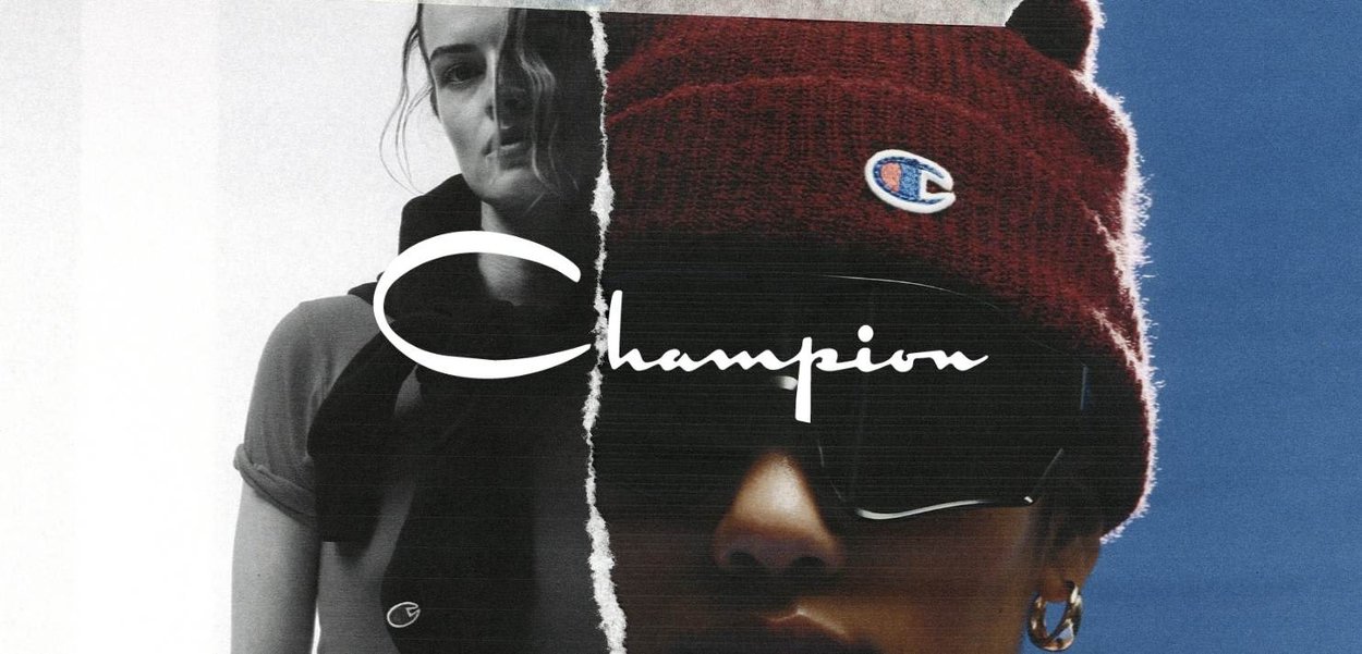 Deux personnes, l'une en monochrome portant un haut sans manches, l'autre en couleur portant un bonnet rouge, des lunettes de soleil et des boucles d'oreilles avec le logo "Champion".