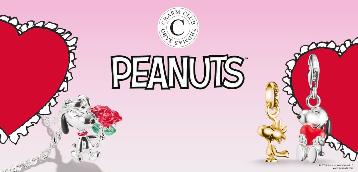 Silber- und goldfarbene Peanuts-Themenanhänger mit Snoopy, der eine rote Rose hält, und Woodstock mit einem Herz auf einem rosa Hintergrund mit roten Herzen.