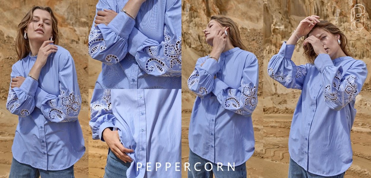 Femme portant un chemisier bleu avec des manches aux découpes en dentelle, posant en plein air devant un fond beige rocheux dans quatre positions différentes.